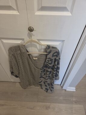 POL Women's Two-Tone Gray V-Neck Sweater with Animal Pattern